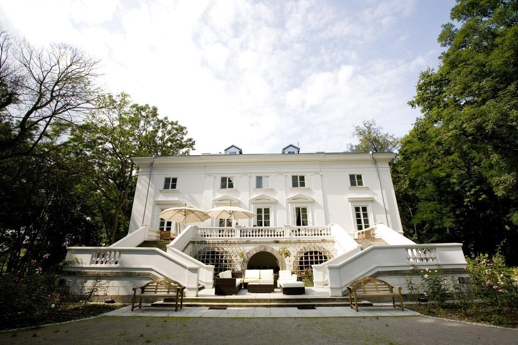 Palac Cielesnica Exteriör bild
