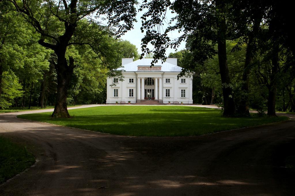 Palac Cielesnica Exteriör bild